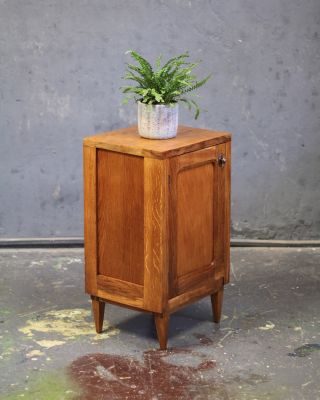 Jedno slovo: WAU! Tato skříňka prošla renovací – a výsledek mluví sám za sebe. Po odstranění původního černého nátěru byla...